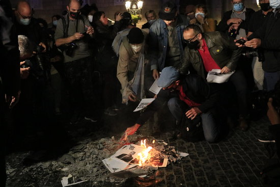 Protesters burning images of king Felipe VI of Spain in Barcelona on October 8, 2020 (by Laura Fíguls)